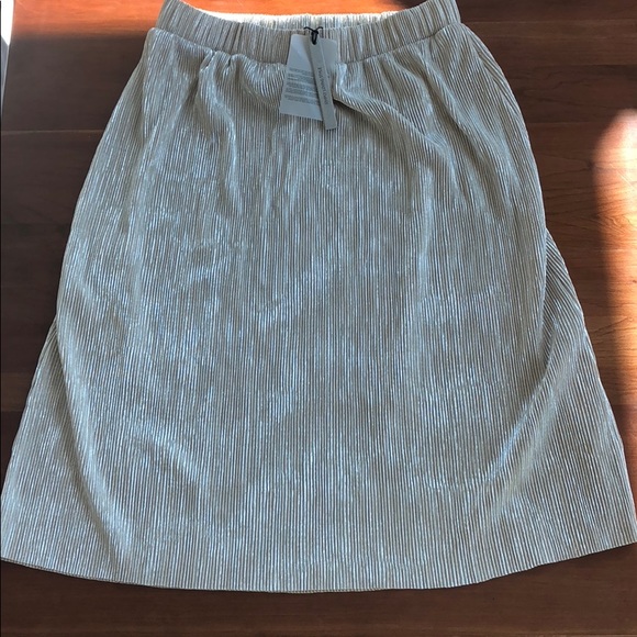 Vero Moda Dresses & Skirts - Vero Moda new with tags - fun gold skirt